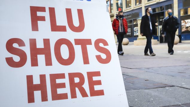 وزارة الصحّة شجّعت الكنديّين على أخذ لقاح الإنفلونزا وسط جائحة فيروس كورونا المستجدّ /Jeff McIntosh/CP