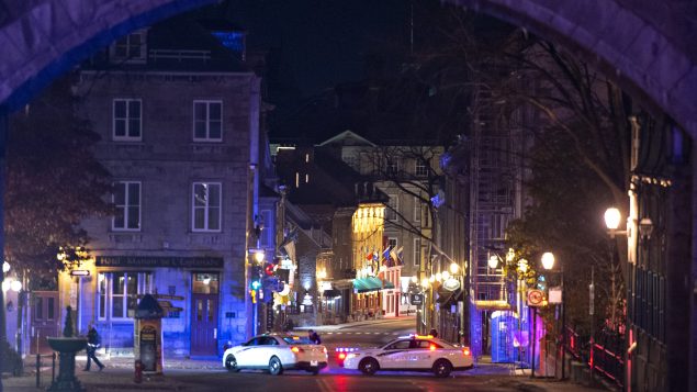 شرطة مدينة كيبيك أغلقت بعض الشوارع خلال تعقّب منفّذ الاعتداء في 01-11-2020/Jacques Boissinot/CP