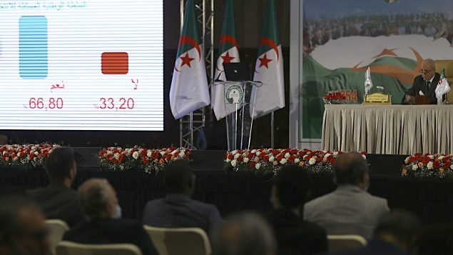 محمّد شؤفي رئيس هيئة الانتخابات المستقلّة في الجزائر يعلن نتائج الاستفتاء على تعديل الدستور في 02-11-2020/AP Photo/Anis Belghoul