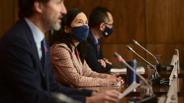 من اليسار: رئيس الحكومة جوستان ترودو و مديرة وكالة الصحّة العامّة د. تيريزا تام ونائبها د. هوارد إنجو في مؤتمر صحفي في 03-11-2020//Sean Kilpatrick/CP