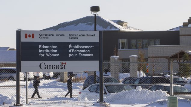 مصلحة السجون الكنديّة أفادت عن خمس حالات إيجابيّة في سجون في كيبيك و ألبرتا و مانيتوبا في 11-11-2020، حيث يتمّ تتبّع الإصابات وإجراء اختبارات الكشف عن الفيروس /Jason Franson/CP