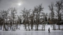 أنشطة الهواء الطلق متنفّس للكثيرين في زمن الجائحة /Jeff McIntosh/The Canadian Press via AP)