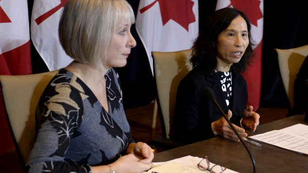 وزيرة الصحّة الكنديّة باتي هايدو (إلى اليسار) ومديرة وكالة الصحّة العامّة د. تيريزا تام/Justin Tang/PC
