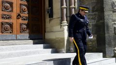 برندا لاكي مفوّضة الشرطة الملكيّة الكنديّة تغادر مجلس العموم في 20-04-2020//Sean Kilpatrick/CP