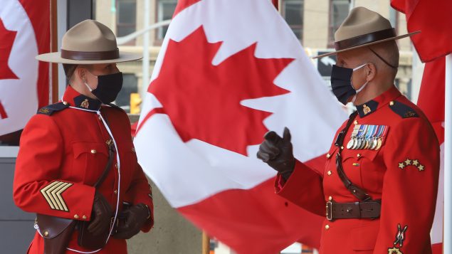 عنصران من الشرطة الملكيّة الكنديّة ينتظران وصول المسؤولين إلى مجلس الشيوخ بمناسبة خطاب العرش في 23-09-2020/Fred Chartrand/CP