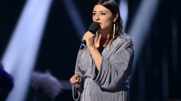 إليسابي الفنّانة الكنديّة من أمّة إينو من السكّان الأصليّين والمديرة الفنيّة للعرض المسرحي لتكريم ذكرى جويس إتشاكوان (ارشيف)Frank Gunn/CP