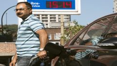تستهدف حكومة كيبيك حظر جميع المركبات الجديدة للاستخدام الشخصي: السيارات الصغيرة وسيارات الدفع الرباعي والشاحنات الصغيرة. ‏ومع ذلك ، ستظل سيارات البنزين المستعملة متاحة للبيع‎ - (أرشيف 2012) - The Canadian Press / Ryan Remiorz