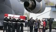مراسم وصول جثامين ستّة عسكريّين كنديّين إلى قاعدة ترنتون العسكريّة في أونتاريو/The Canadian Press / Frank Gunn