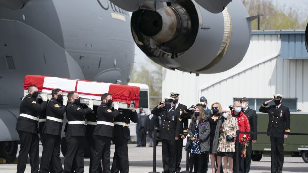 مراسم وصول جثامين ستّة عسكريّين كنديّين إلى قاعدة ترنتون العسكريّة في أونتاريو/The Canadian Press / Frank Gunn