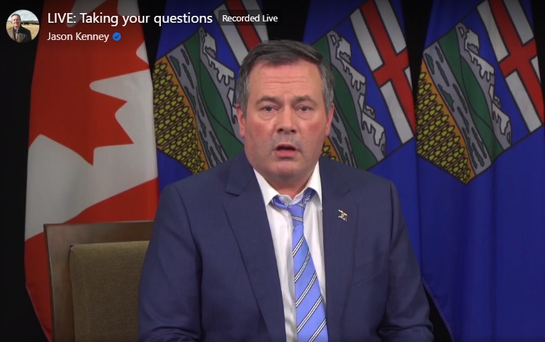 جيسون كيني، رئيس حكومة ألبرتا، خلال محادثة مباشرة على موقع فيسبوك - Facebook/Jason Kenney
