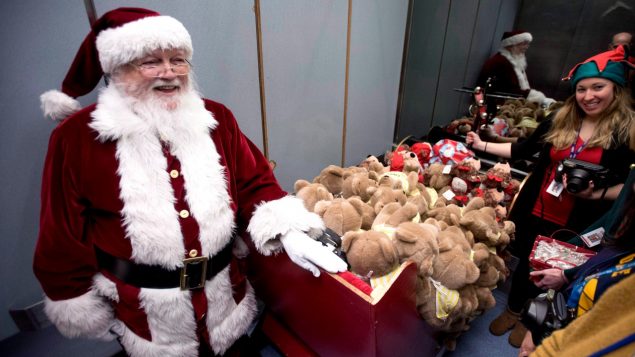 بابا نويل حمل الهدايا إلى مستشفى الأطفال في أوتاوا في 25-12- 2016/ Justin Tang/CP