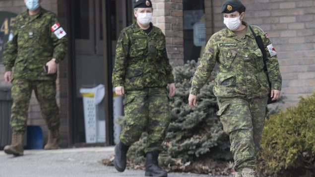 انتشر نحو من 1500 جندي كندي في مراكز الرعاية الطويلة الأمد في أونتاريو وكيبيك لتقديم المساعدة خلال الموجة الأولى من فيروس كورونا المستجدّ/Graham Hughes/CP