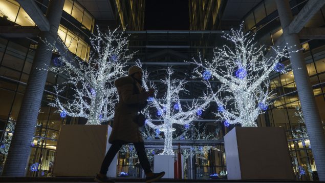 أشجار اصطناعيّة تتلألأ فيها أضواء الميلاد في مجمّع تجاريّ في مونتريال في 19-11-2020/Paul Chiasson/CP