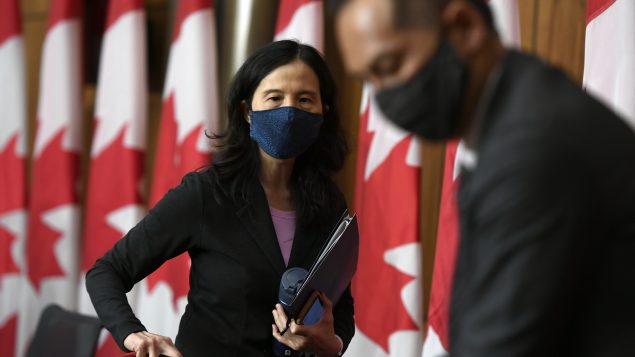 د. تيريزا تام مديرة وكالة الصحّة العامّة ونائبها د. هوارد إنجو في 04-12-2020/Justin Tang/CP