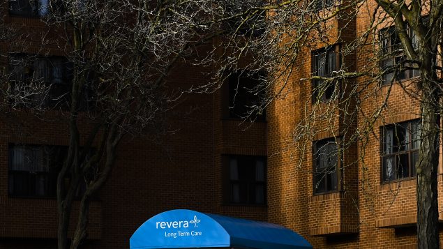 شركة ريفيرا مشغِّلة مراكز رعاية المسنّين دعت إلى إجراء اختبارات كشف سريعة عن الفيروس ومراقبتها لدى عاملي الصحّة فيها/Nathan Denette/CP
