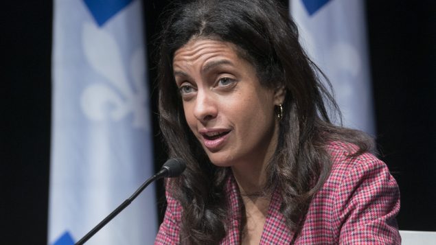 دومينيك أنغلاد زعيمة الحزب الليبرالي المحلّي في كيبيك دعت أبناء المقاطعة إلى التواصل مع الأشخاص الذين يعيشون في عزلة خلال الميلاد /Paul Chiasson/CP