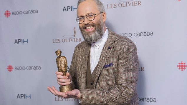 الممثّل الفكاهي الكيبيكي فرانسوا بيلفوي فاز بجائزة أوليفييه التي تكرّم فنّ الفكاهة في 09-12-2018/Graham Hughes/CP