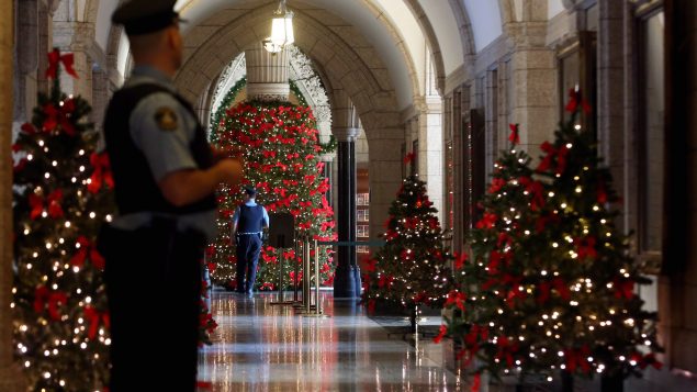 أشجار الميلاد في مقرّ البرلمان الكندي في العاصمة أوتاوا ( أرشيف) Fred Chartrand/CP