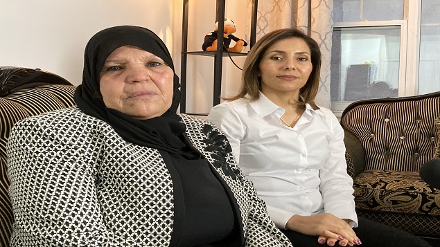 (من اليمين إلى اليسار) : ليلى و منّوبية بوعزيزي أخت وأمّ محمّد بوعزيزي في شقّتهما في مونتريال - ديسمبر كانون الأول 2020 - Photo / Radio-Canada