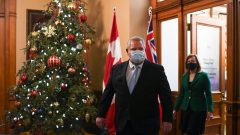 رئيس حكومة أونتاريو دوغ فورد ووزيرة الصحّة كريستين إليوت في 21-12-2020/Nathan Denette/CP