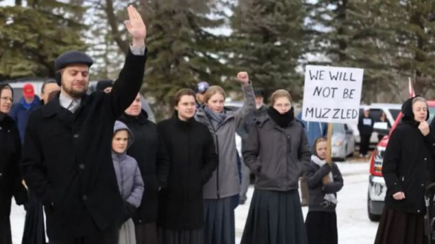 مظاهرة ضد ارتداء الأقنعة في ستاينباك ، 14 نوفمبر تشرين الثاني 2020 - Photo : Austin Grabish / CBC