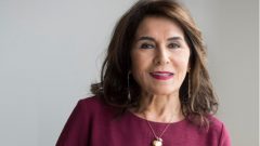 استطعت إثبات وجودي كامرأة مهاجرة في مونتريال منذ 30 سنة. عملت ليس فقط لنفسي لكنّ أيضًا للسيدات المهاجرات لمساعدتهنّ على تعلّم مِهن وتعلّم اللغة الفرنسية حتى يحقّقن استقلالهنّ." ( ناهد أبو منصور مديرة مركز (Petites Mains – الصورة من موقع فيسبوك