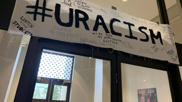 اتّحاد الطلّاب في جامعة أوتاوا نظّم اعتصاما للمطالة بأعمال ملموسة في مواجهة العنصريّة في حرم الجامعة/Jean-François Poudrier/Radio-Canada