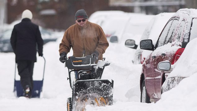 مكن أن تتراوح كمية الثلوج في منطقة كيبيك من 5 إلى 10 سنتيمترات وما يصل إلى 25 سنتيمترًا في منطقة بوس - The Canadian Press / Graham Hughes