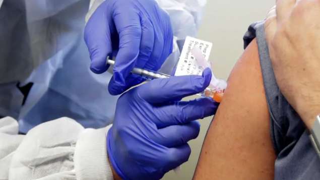 وقّعت الحكومة على اتّفاقيّات لشراء كميّات كبيرة من جرعات اللقاح المضاد لفيروس كورونا/Ted S. Warren/AP