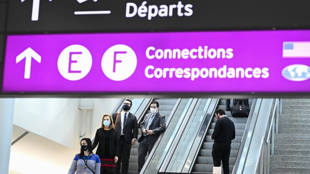 كريستين إليوت وزيرة الصحّة في أونتاريو (إلى اليسار) تضع كمامة أثناء مغادرة مطار بيرسون الدولي في تورونتو حيث تفقّدت محطّات الكشف عن فيروس كورونا المستجدّ في صالات الوصول في 07-01-2021//Nathan Denette/CP