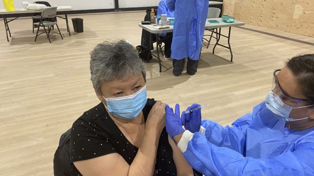 حملة التطعيم ضدّ فيروس كورونا المستجدّ في محميّة نورواي هاوس للسكّان الأصليّين من أمّة كري في مقاطعة مانيتوبا/HO - Manitoba Keewatinowi Okimakanak Inc./The Canadian Press