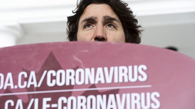 حكومة جوستان ترودو نصحت الكنديّين بتجنّب السفر إلى الخارج بسبب جائحة فيروس كورونا المستجدّ/Sean Kilpatrick/CP