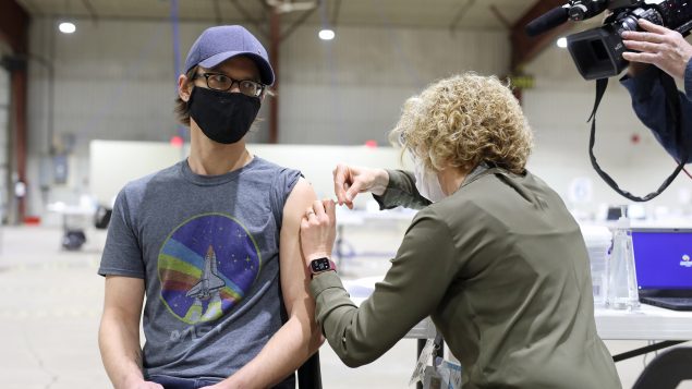باشرت كندا حملة التطعيم ضدّ فيروس كورونا المستجدّ في 14-12-2020/Tim Smith - POOL/The Canadian Press