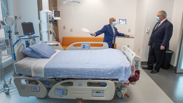 رئيس حكومة أونتاريو دوغ فورد (إلى اليمين) يتفقّد غرفة عناية مركّزة رقميّة في مستشفى فون في أونتاريو في 18-01-2021//Frank Gunn/CP