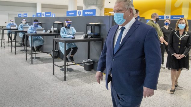 دوغ فورد رئيس حكومة أونتاريو في مركز الكشف عن الفيروس في قاعة الوصول في مطار تورونتو الدولي في 26-01-2021/Frank Gunn/CP