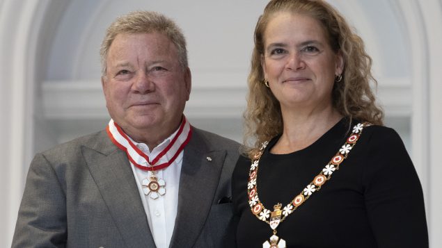 الممثّل الكندي وليام شاتنر تسلّم وسام الاستحقاق على يد حاكمة كندا العامّة جولي باييت في 21-11-2019/Chris WattieCP