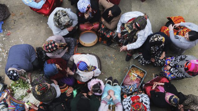 تحضير المأكولات الشهيّة من بين تقاليد رأس السنة الأمازيغيّة الذي تحتفا به دول شمال إفريقيا/Fateh Guidoum/AP