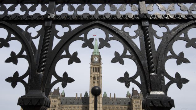 يعقد البرلمان الكندي جلساته افتراضيّا ويشارك عدد محدود من الأعضاء حضوريّا بسبب جائحة فيروس كورونا المستجدّ/Adrian Wild/CP