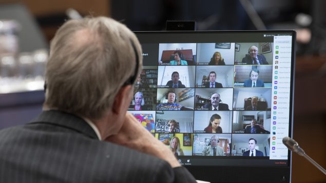 أعضاء مجلس العموم يشاركون في جلسة افتراضيّة عبر تطبيق الكتروني في 28-04-2020//Adrian Wyld/CP