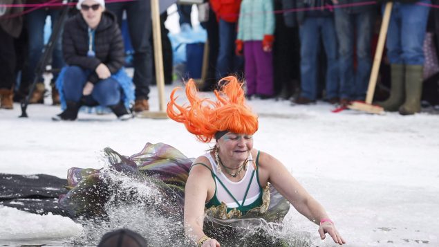 سباحة الثلج تقليد كندي مطلع العام الجديد/eff McIntosh/CP