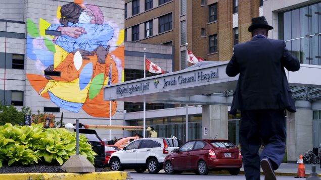 جداريّة تكرّم عمّال الصحّة أمام المستشفى اليهودي العام في مدينة مونتريال/Paul ChiassonCP