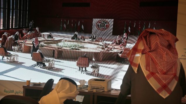 صحفيّون سعوديّون يتابعون عبر الشاشة قمّة مجلس التعاون الجليجي التي انعقدت في العُلا في السعوديّة في 05-01-2021/Amr Nabil/AP