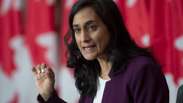 أنيتا أناند ، وزيرة الخدمات العامة والمشتريات أن كندا - Photo : Adrian Wyld / The Canadian Press