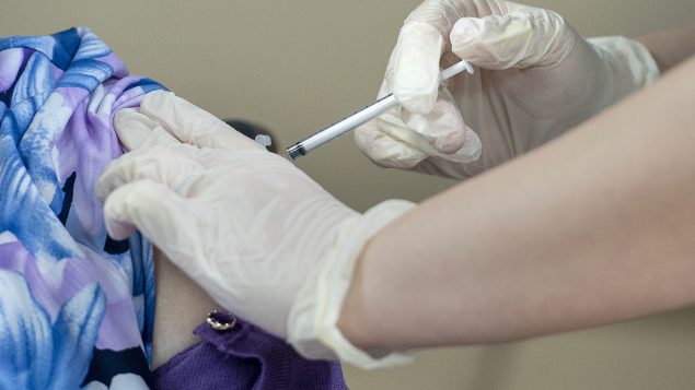 أوضحت مقاطعة مانيتوبا أن جميع السكان الذين وافقوا على التطعيم في 125 دار رعاية شخصية في مانيتوبا قد تلقوا جرعتهم الأولى من اللقاح - The Canadian Press / Andrew Vaughan-Pool