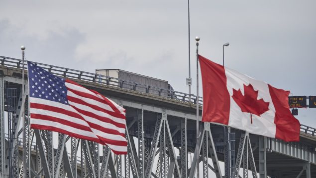 تمّ إغلاق الحدود مؤقّتا بين كندا والولايات المتّحدة منذ بداية الجائحة أمام السفر غير الضروري، للحدّ من انتشار الفيروس/Geoff Robins/CP