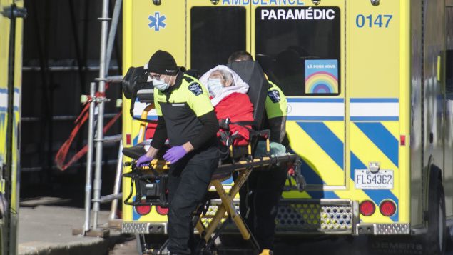 سيّارة إسعاف تنقل شخصا مصابا بالسلالة المتحوّرة من فيروس كورونا إلى مستشفى فردان في مدينة مونتريال في 29-12-2020/Graham Highes/ CP