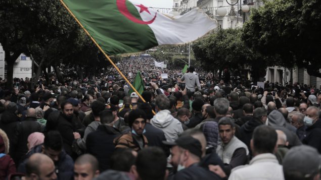 zخرج آلاف الجزائريّين إلى الشارع في الذكرى الثانية للحراك الشعبي في 22-02-2021/Toufik Doudou/AP
