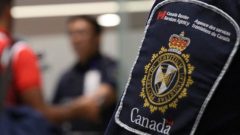 بسبب جائحة كوفيد-19، لا تسمح الحكومة الكندية بدخول حاملي تأشيرات الهجرة التي تمّ اصدارها بعد تاريخ 18 مارس آذار 2020 إلّا إذا كان ذلك في إطار كفالة عائلية - Photo : Canada Border Services Agency