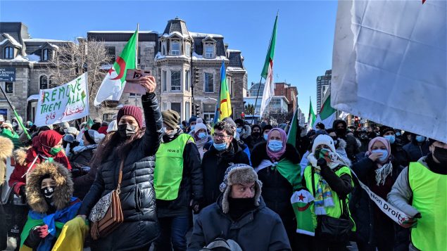 يوم الأحد، نُظّمت مظاهرة أخرى جابت شوارع المدينة من ساحة كندا إلى مقرّ القنصلية شارك فيها المئات من جزائريي الانتشار - Photo : Omar Abdelkhalek / Courtesy