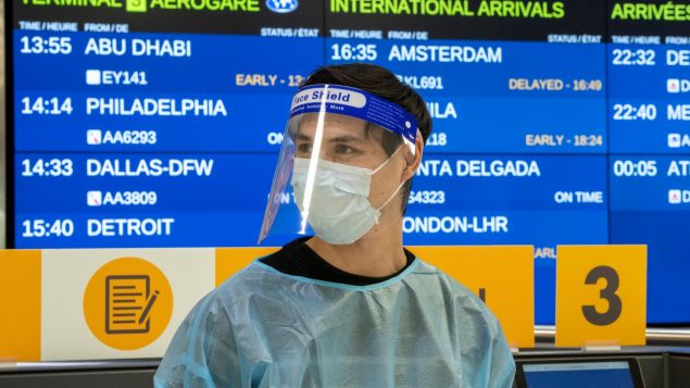 عامل صحّة نتظر وصول المسافرين في مركز اختبار الكشف عن الفيروس في مطار تورونتو الدولي في 03-02-2021/Frank Gunn /CP